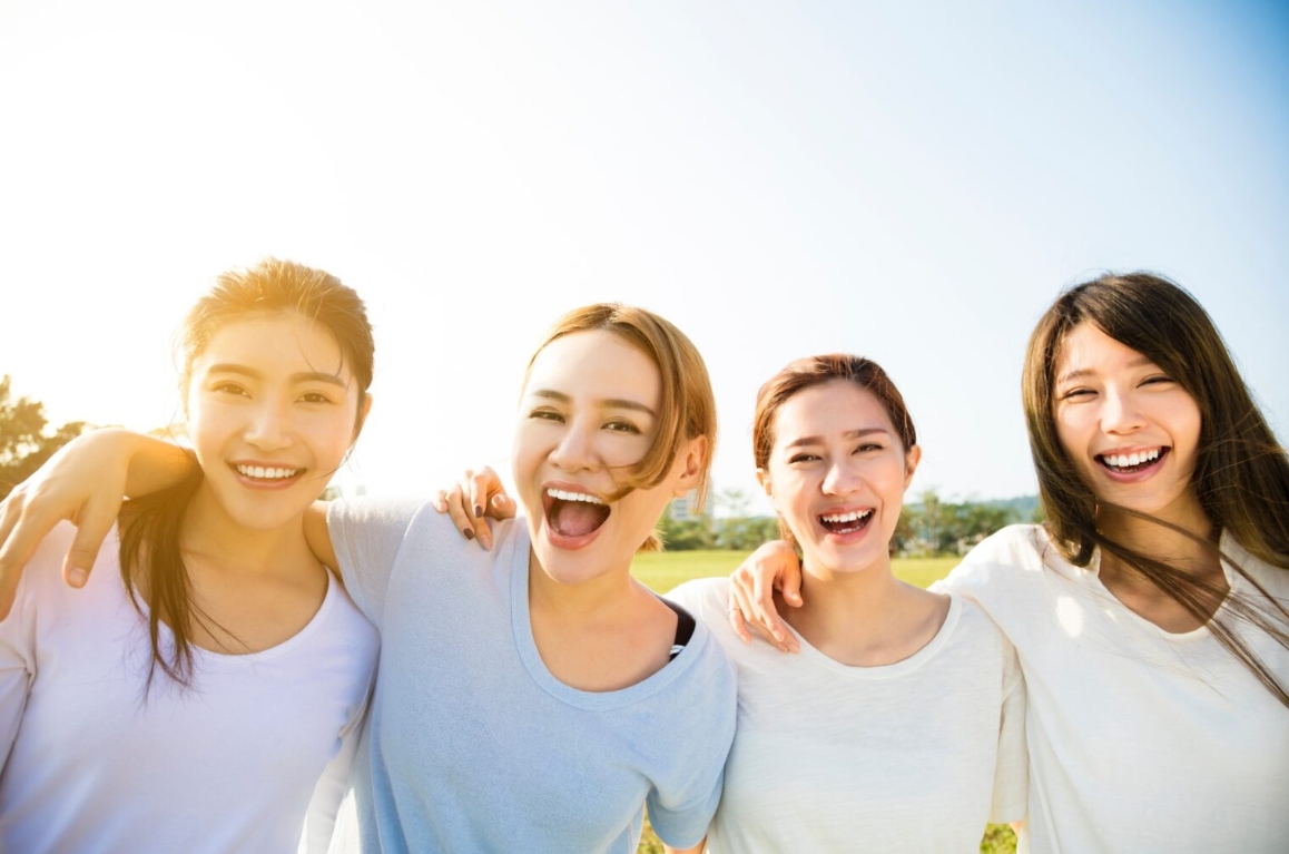 理想的團體照拍攝地點應具備以下特點:光線充足、背景整潔、空間寬敞。戶外場地如公園、海灘或城市地標都是不錯的選擇。圖/123RF圖庫