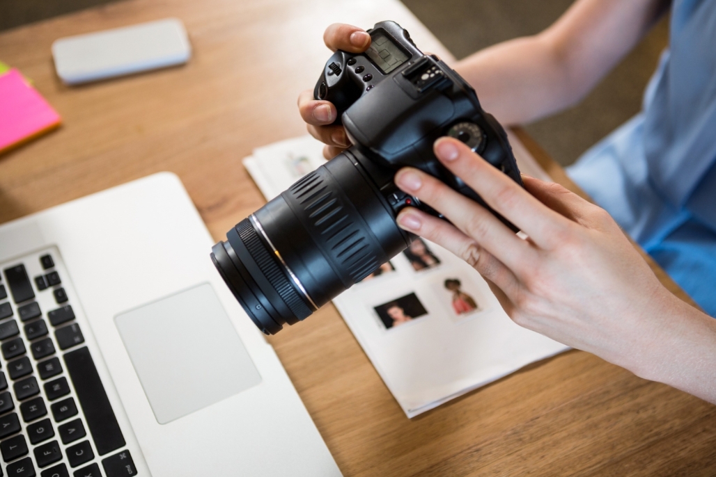 後製處理是讓團體照更優質的重要步驟。透過調整亮度、對比度和色彩平衡,可以讓照片更加生動。圖/123RF圖庫