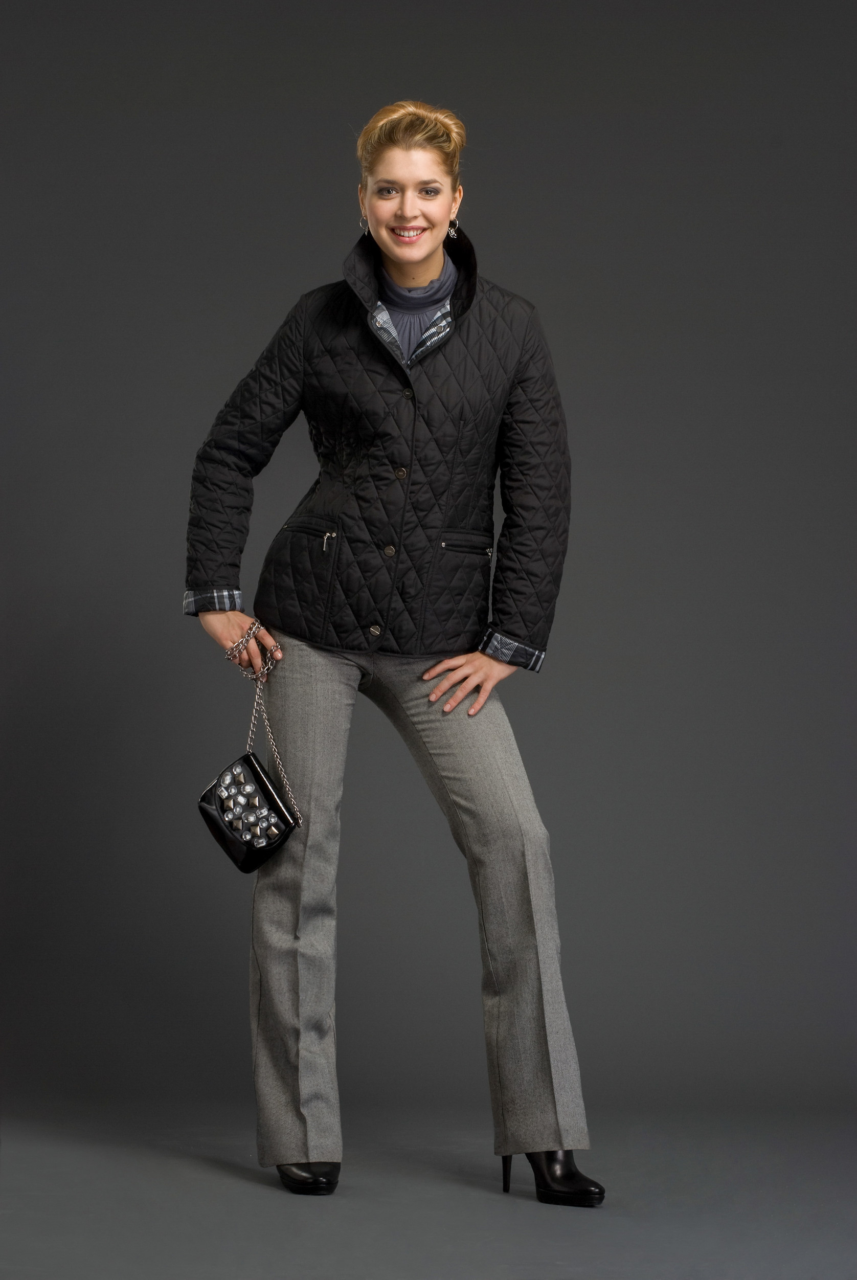 絎縫外套搭配西裝褲,正式又不失時尚感。選擇深色系的外套,如深藍色或黑色,更能展現專業與穩重。圖/123RF圖庫