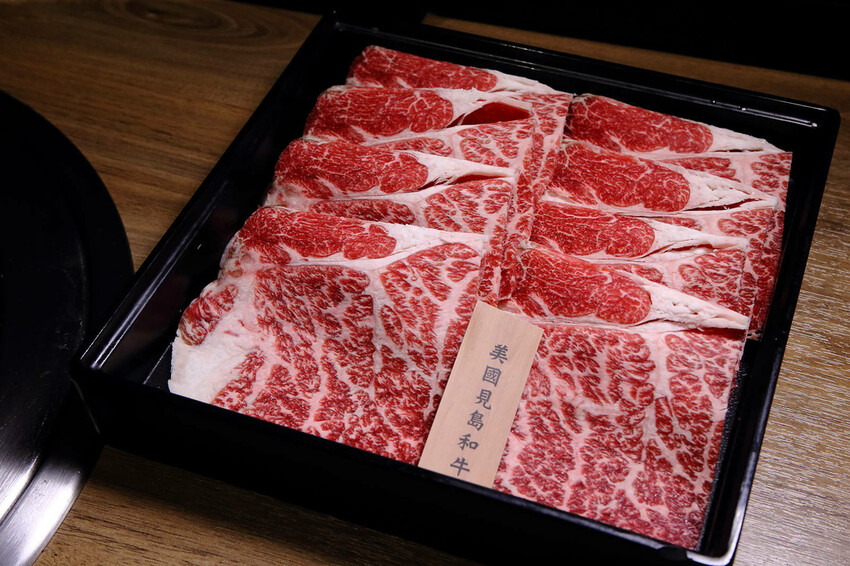 逆勢降價!赤富士無煙燒肉鍋物全面調降 最高現省300元 油脂豐富又軟嫩的高級和牛,價格也是全面調降,愛吃肉肉的民眾不要錯過。圖/赤富士提供