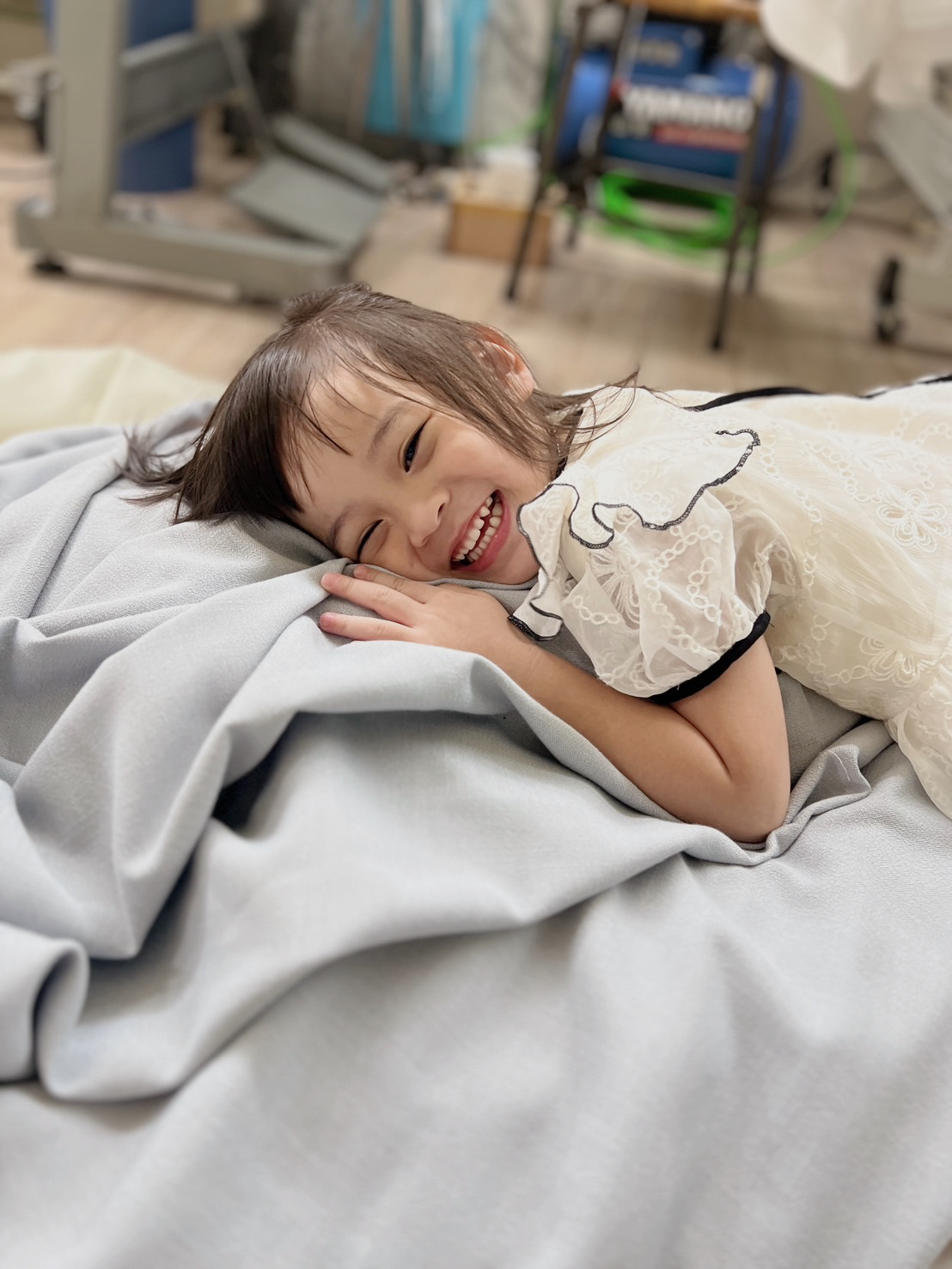 彭尉倫的女兒從小就在自家工廠裡玩耍，布料可以讓人放心。圖/年倫窗飾提供