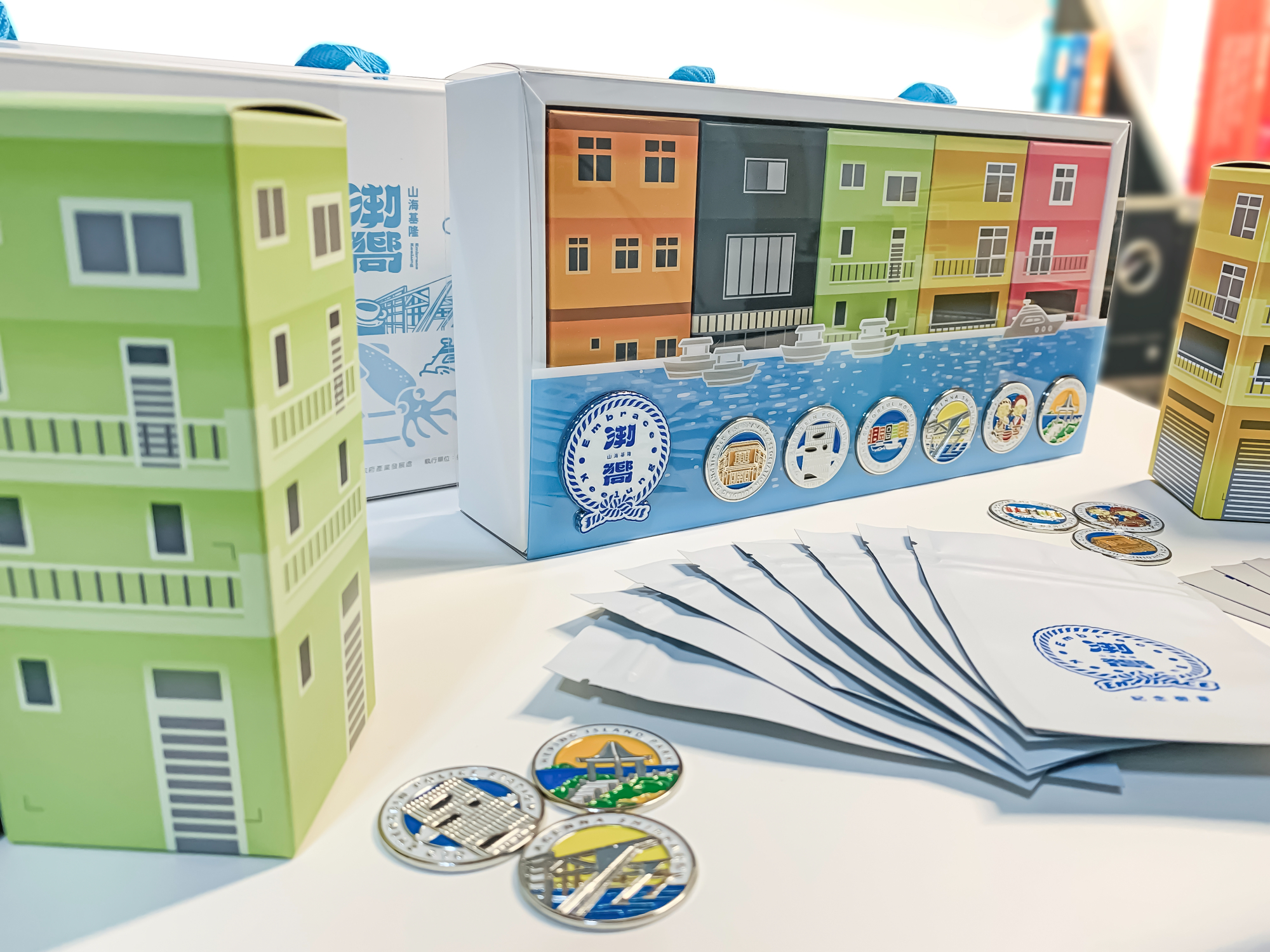 正濱色彩屋和徽章組收藏禮盒：結合地方文化x旅遊體驗x收集樂趣，打造屬於正濱的創生紀念品。圖/委託行街區提供