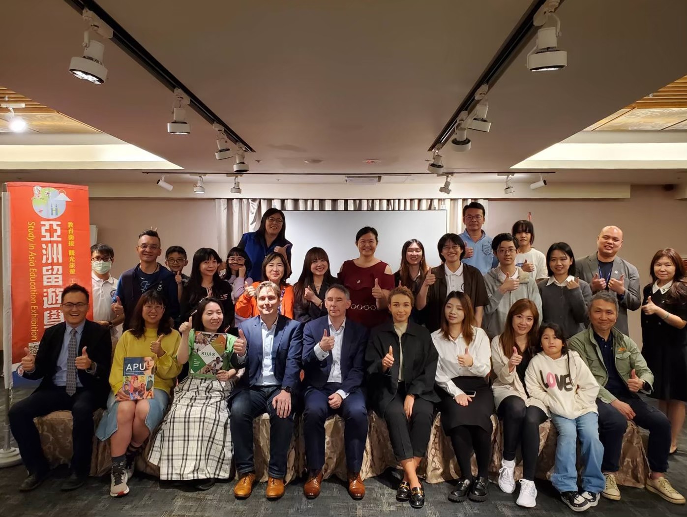 由各校代表提供第一手留遊學資訊,歡迎現場或預約諮詢。圖為亞洲留學展歷年展會熱潮。圖/富蘭克林國際教育提供