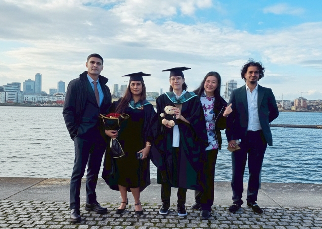 全方位服務的第一手留遊學資訊,歡迎現場或預約諮詢。圖為代辦生分享畢業喜悅。圖/富蘭克林國際教育提供