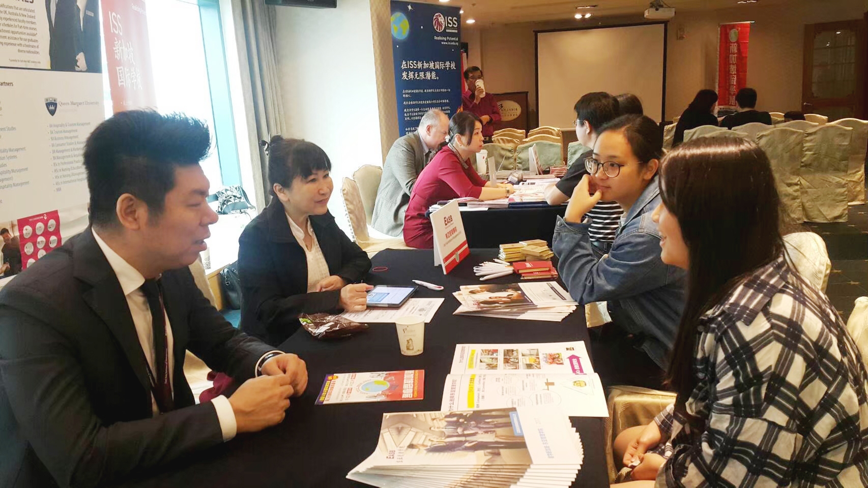 歡迎有興趣的學子現場或預約諮詢，將由各名校代表提供最新留遊學資訊。圖為亞洲留學展歷年展會熱潮。圖/富蘭克林國際教育提供