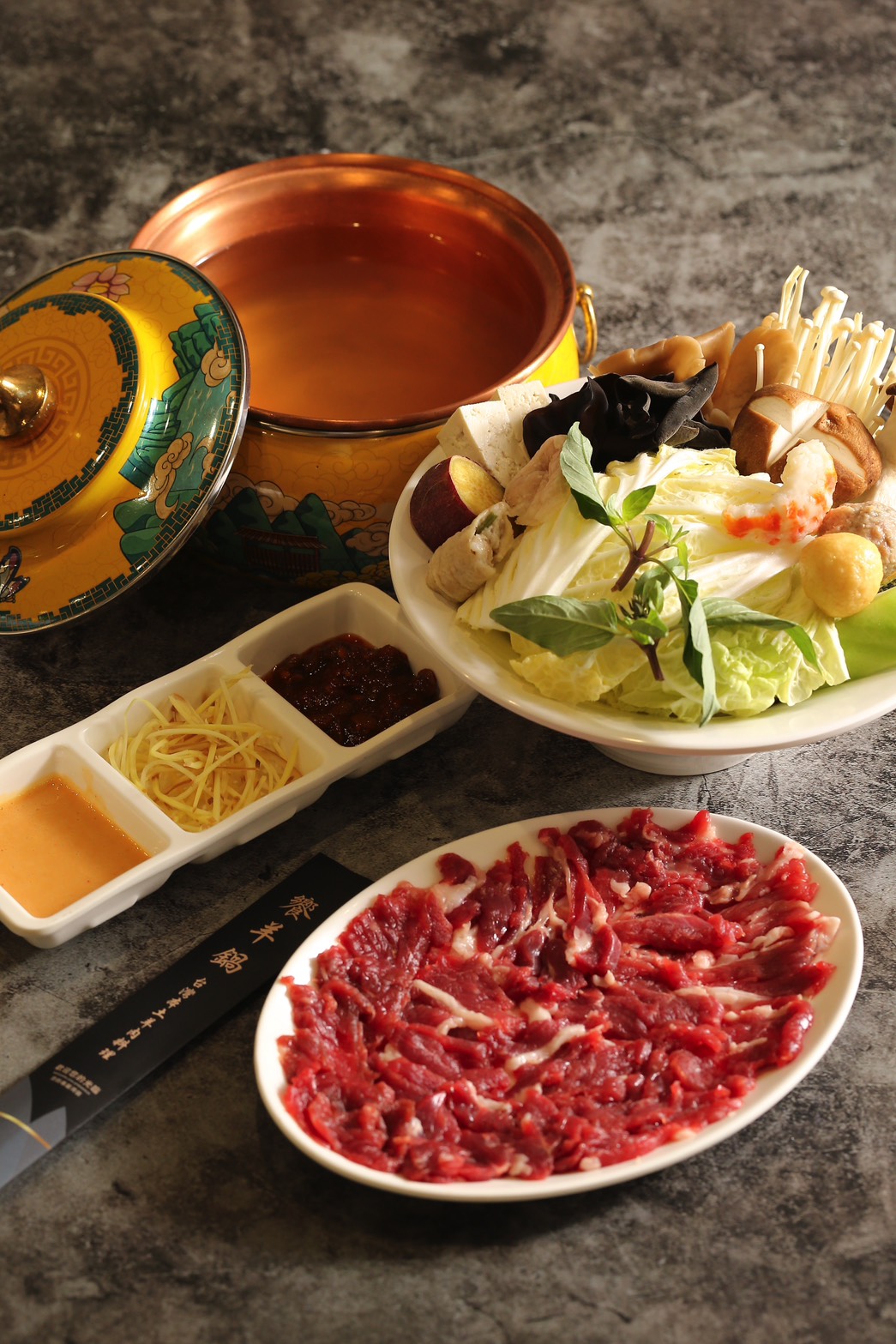 雲林直送努比亞高架羊登高雄 絕無羶味的「奶香羊肉鍋」席捲饕客圈 不想吃羊肉,也有鮮美的黑毛豬肉及牛肉可以選擇。圖/饗羊鍋提供