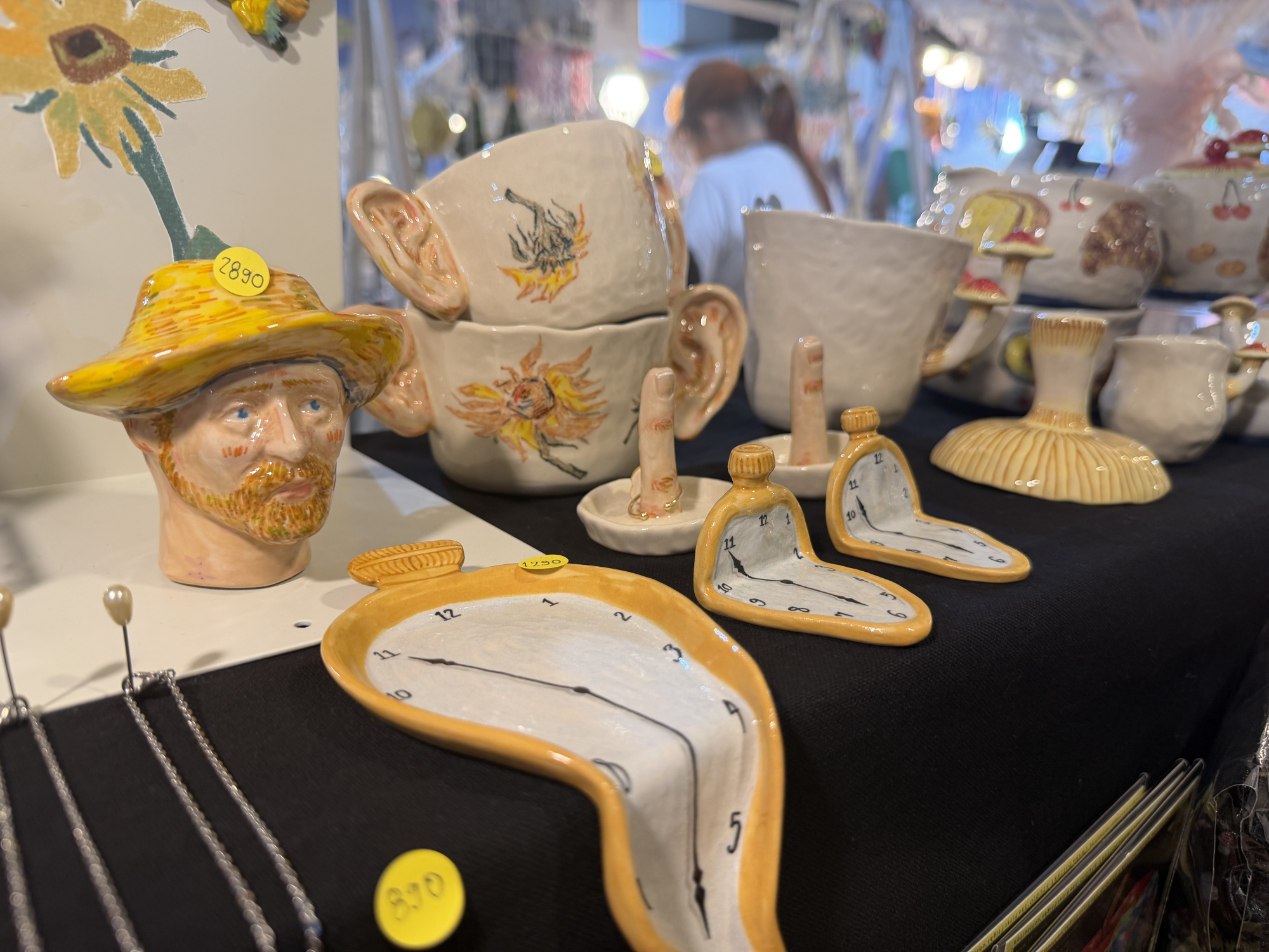 華山三天限定 國際手作設計展夢幻開展中!超過2百間國際創意品牌讓手作控一次逛夠! 泰國品牌手作品以幽默可愛的寓意,吸引民眾目光。圖/愛手創提供