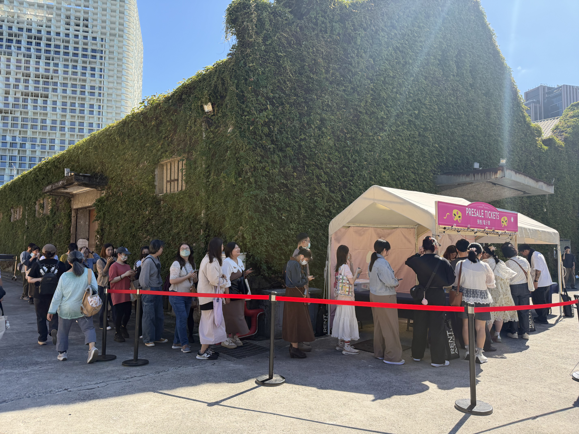 華山三天限定 國際手作設計展夢幻開展中!超過2百間國際創意品牌讓手作控一次逛夠! 手作控都來看展,滿滿排隊人潮等著進場。圖/愛手創提供