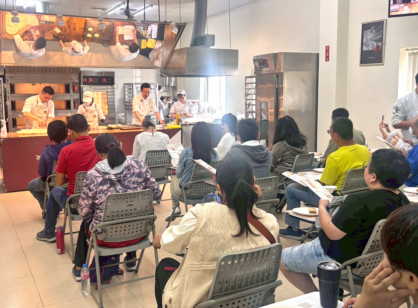 全台首支100%全穀認證全粒粉 聯華製粉講習會登場!攜手育秀教育基金會推動永續飲食 由聯華製粉烘焙顧問楊智偉老師(前方中間站立者)示範全粒粉應用,實作說明吸水、麵團與發酵等關鍵。圖/聯華製粉提供