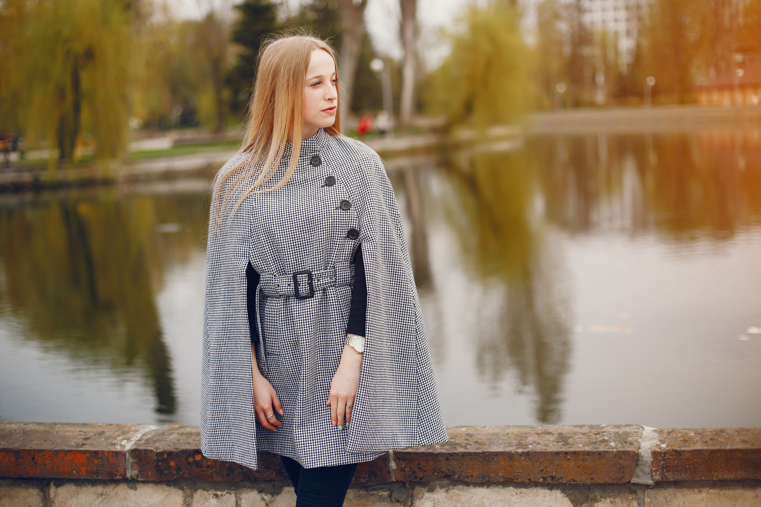 如果完全不想在出門前動腦，一件式斗篷裙裝是好選擇，再穿上內搭褲就能出門。圖/123RF圖庫