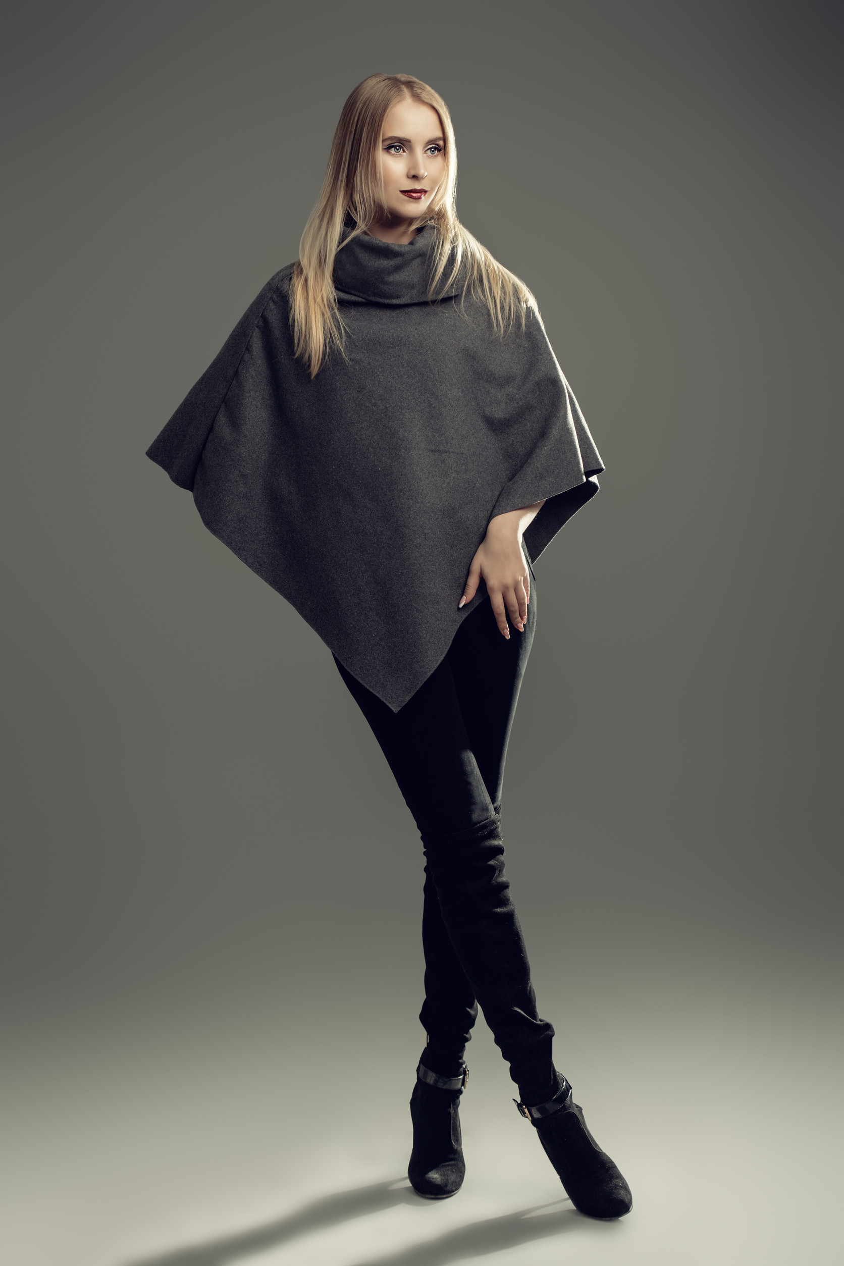 修身長褲能和斗篷形成鬆緊對比，讓整體看起來有層次而不臃腫。圖/123RF圖庫