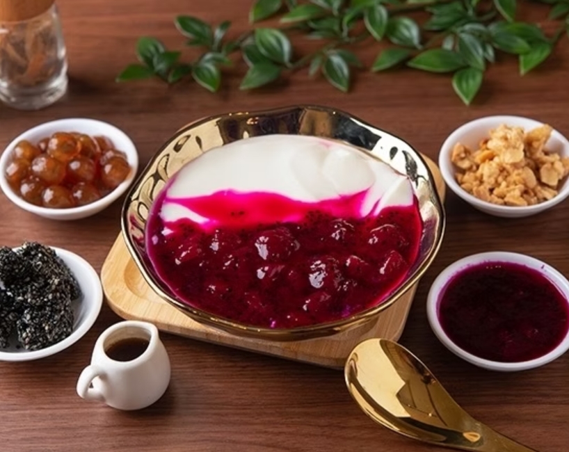 夏天很受歡迎的海藻糖火龍果絹豆花，特色是使用海藻糖熬煮的火龍果醬，帶有蜂蜜香氣，也吃得到火龍果果肉。圖/山海豆花提供