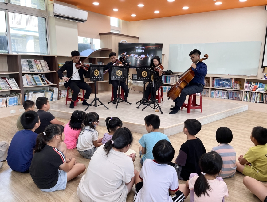 行動音樂會現場。台灣科藝文教協會積極整合在地藝文團隊,引入專業師資與展演能量,持續完善布袋的藝文生態系。圖/台灣科藝文教協會提供