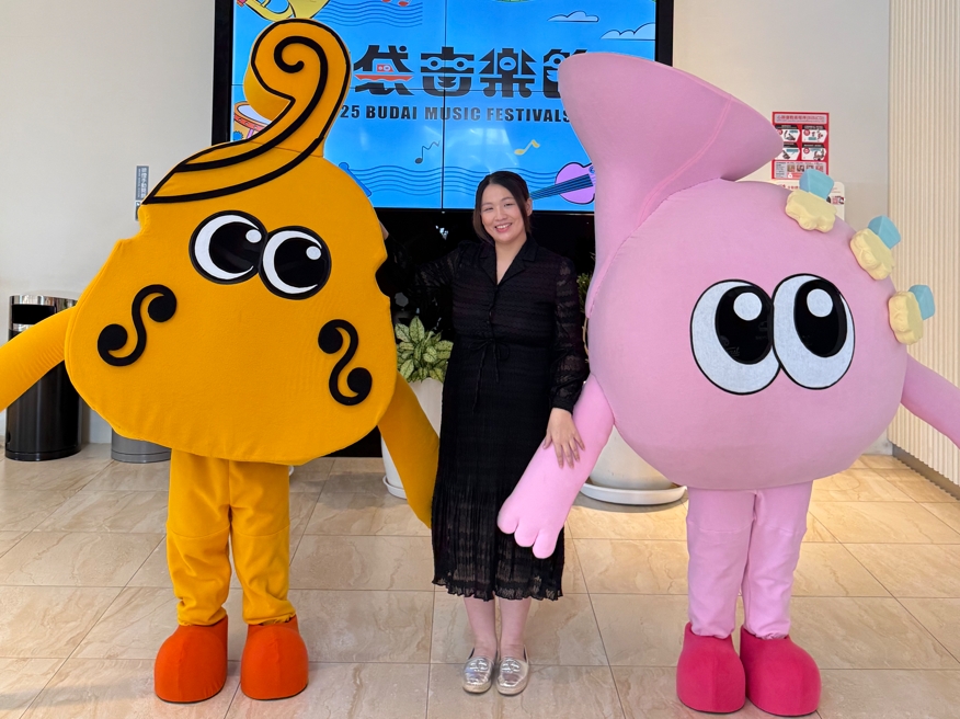 台灣科藝文教協會理事長蕭愉霈與吉祥物合影。圖/台灣科藝文教協會提供