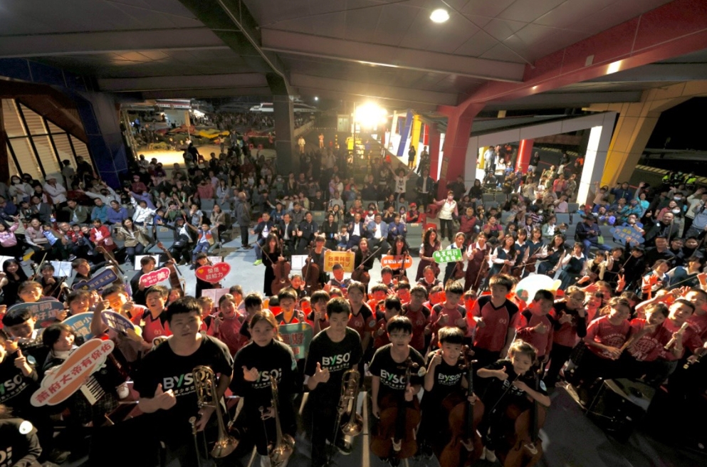 第三屆布袋音樂節大合照,近三百名來自不同學校與樂團的樂手共同站上舞台,以震撼演出展現教育與藝術跨域合作的能量。圖/台灣科藝文教協會提供
