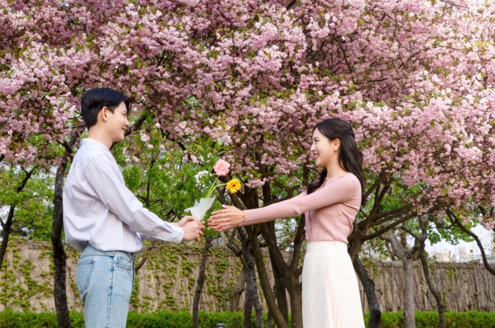 告白確定名分，而名分真正的核心，是關係的定位。圖/123RF圖庫