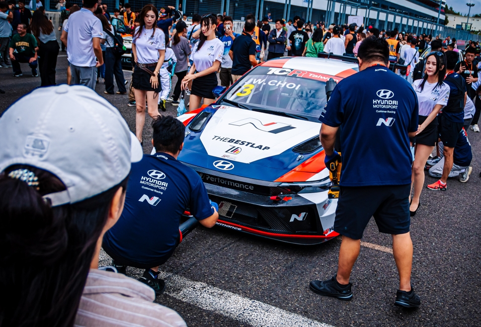 AVANTE N 7.5全新車正式發表 試駕訂購找正德汽車 正德汽車攜手Hyundai N參與房車賽事活動現場,專業技師團隊於賽前進行車輛整備,吸引車迷近距離感受N系列的性能魅力。圖/正德汽車提供