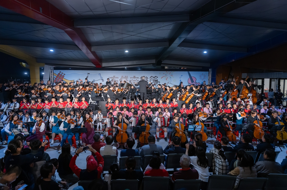 布袋青少年交響樂團首次公開演出，270人大合奏象徵偏鄉音樂教育跨域合作的重要里程碑。圖/台灣科藝文教協會提供