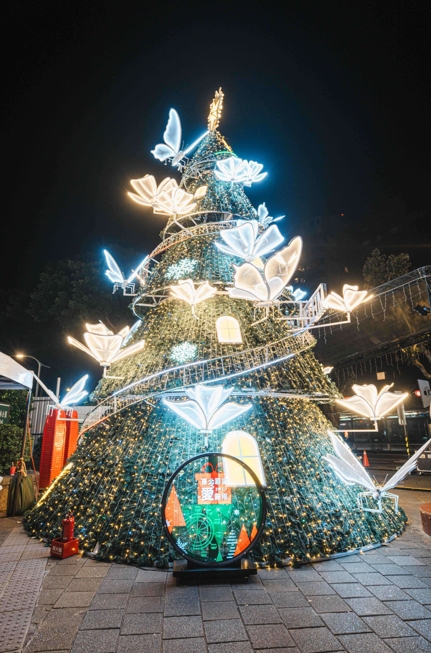 捷運大安森林公園站11號出口聖誕樹燈景 圖/台北市政府觀傳局