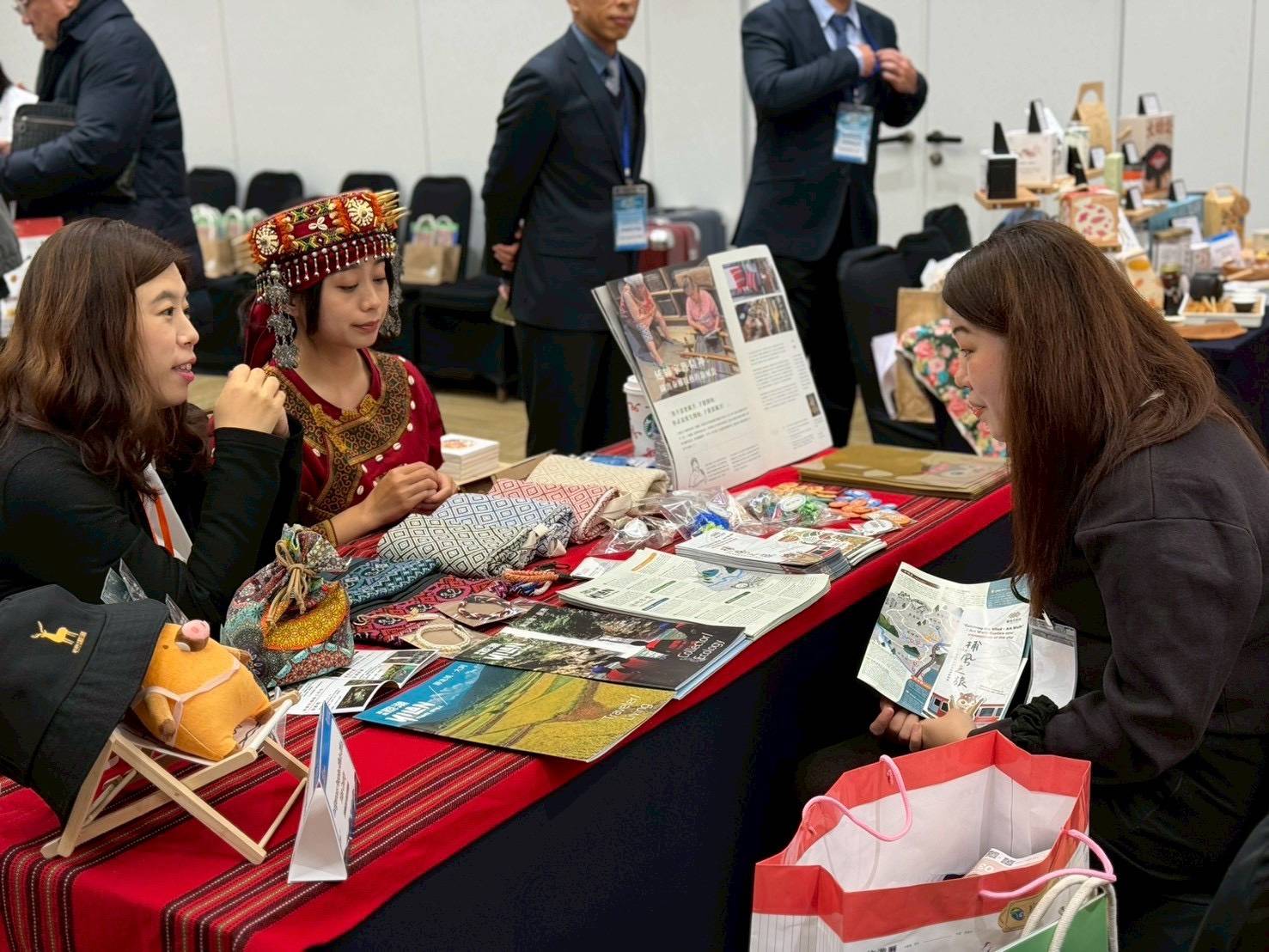 宜蘭觀光魅力前進釜山 「宜蘭旅遊產品發表暨韓國城市交流會」深化台韓旅遊合作 現場設置宜蘭觀光及文化特色展示攤位,彼此交流原住民文化工藝、旅遊資訊,讓韓國旅行業者近距離認識宜蘭的旅遊亮點。圖/宜蘭縣政府提供