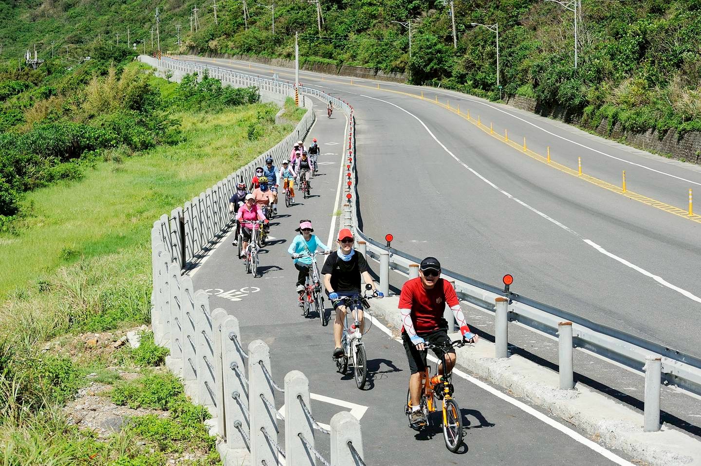 遊客沿著東北角順暢的自行車道輕鬆前行，一路享受山海交織的療癒景致，是親子與運動族最愛的冬季路線。圖/東北角風管處提供