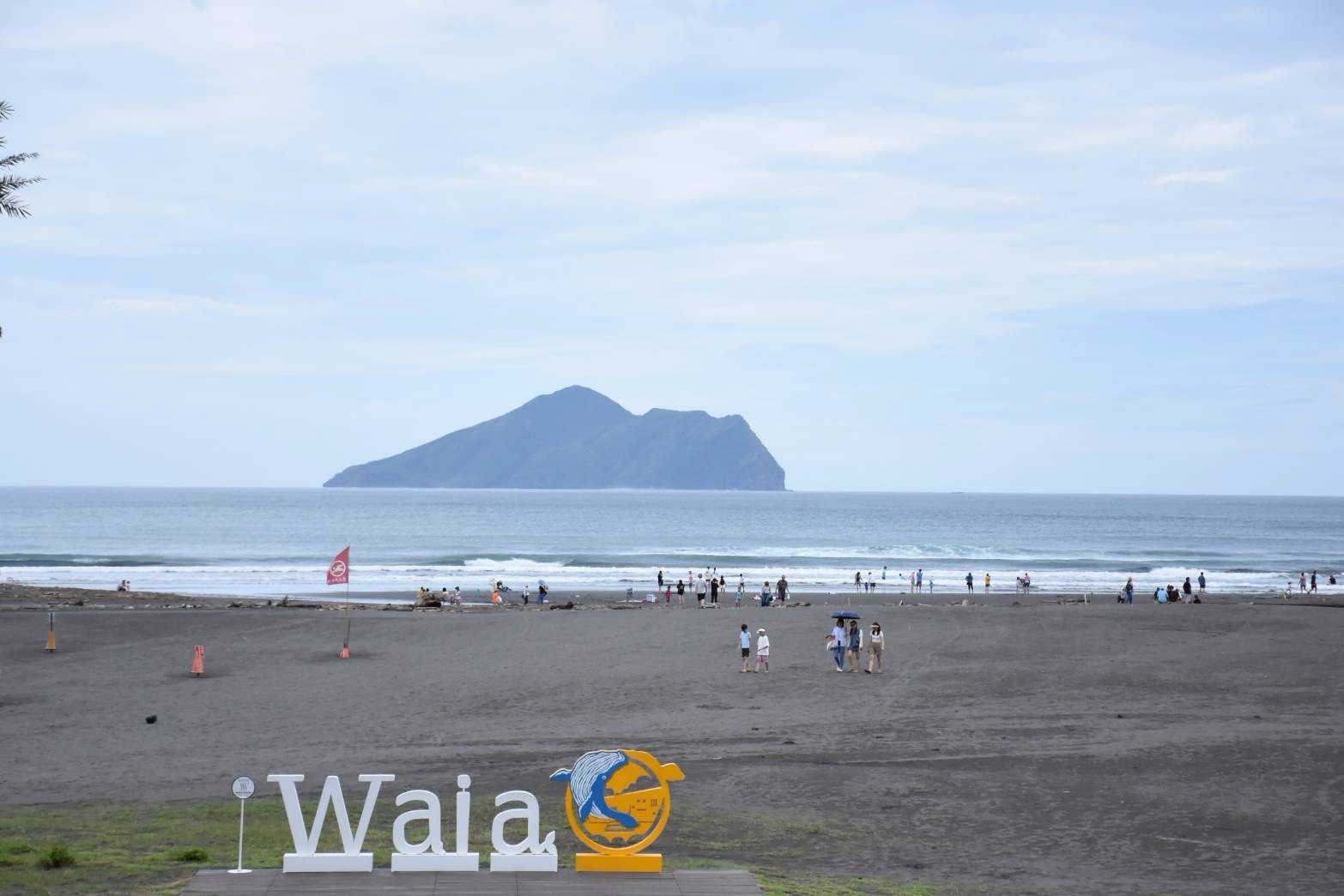 烏石港海灘望向龜山島的經典視角，是東北角最具代表性的風景之一，不論踏浪、散步或拍照都能找到屬於自己的放鬆節奏。圖/東北角風管處提供