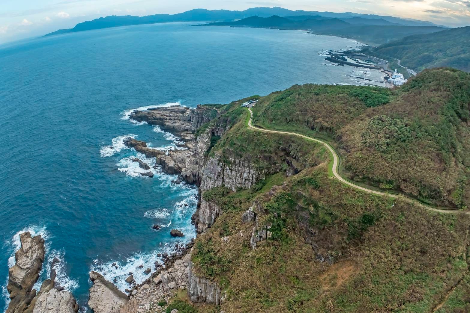 湛藍海岸線蜿蜒展開，東北角壯麗的岬角地形在冬季更顯迷人，是公路旅行與海景攝影的熱門勝地。圖/東北角風管處提供