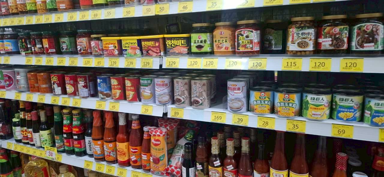 走進賣場就能帶回家的冬季必備美味。廣達香麻辣嫩鴨血罐頭方便料理,是許多家庭的人氣常備食材。圖/廣達香提供