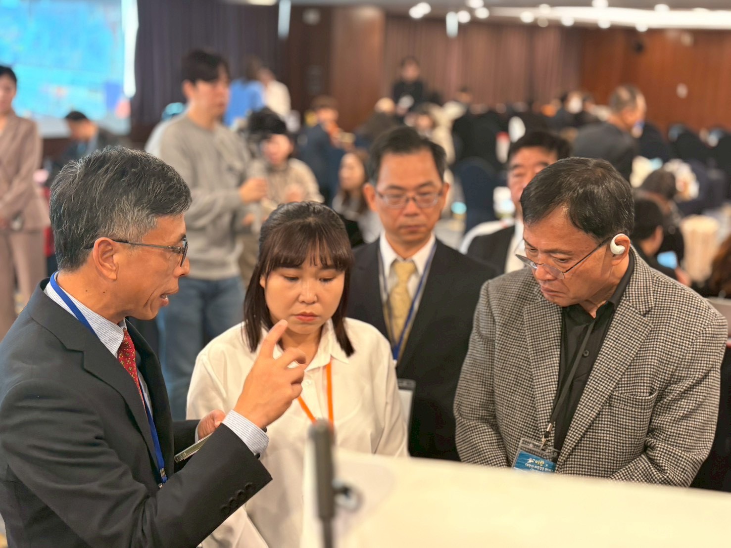 王明輝參議(左)於交流會現場向韓國旅遊業者和貴賓們說明宜蘭觀光資源與旅遊產品內容,深化台韓觀光產業合作。圖/宜蘭縣政府提供