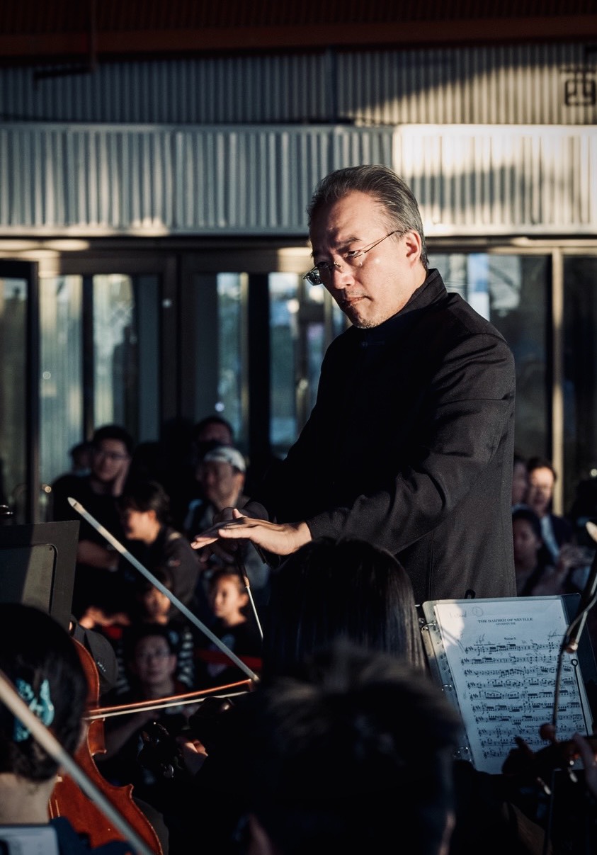 指揮家林天吉老師帶領樂團與孩子演出,讓偏鄉學童在高水準的帶領下建立自信。圖/台灣科藝文教協會提供