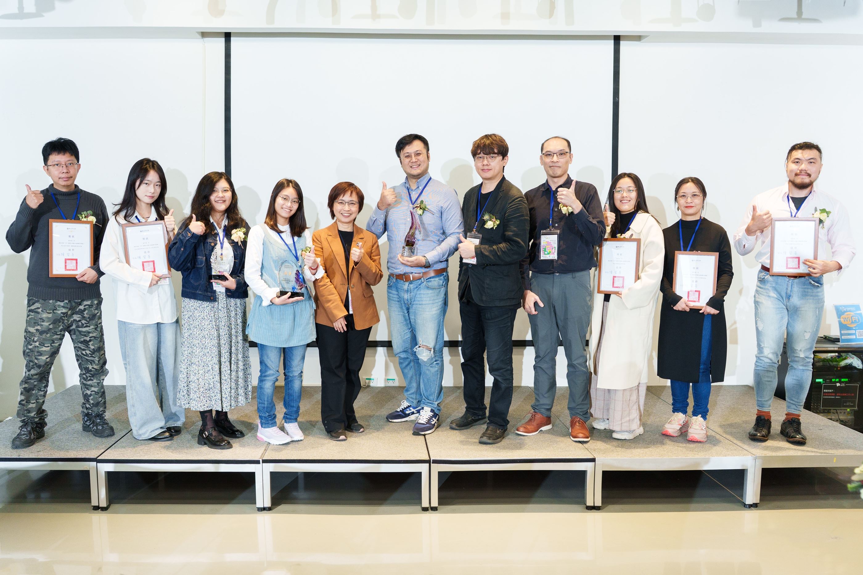 所有得獎者與陳瑩芳館長(左5)及評審委員合照。左起:黃柏瑞、張芳瑜、曾文怡、李萱雅、陳瑩芳館長、簡宏安、羅禾淋委員、高鈺昌委員、陳昱安、梁美柔、周紹傑。圖/文化部提供