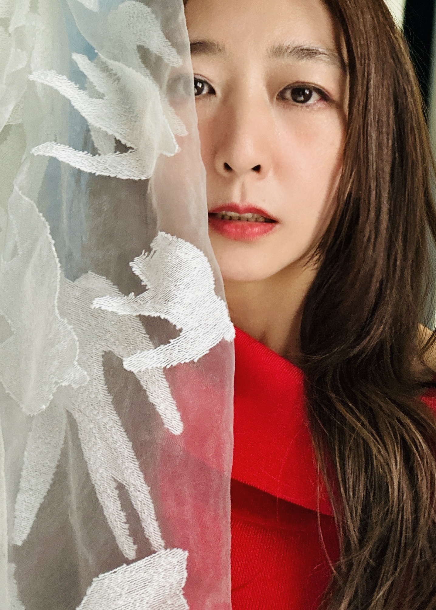 透過光影與紗幕層次,徐小萍以內斂神情呼應歌曲主題,細緻描繪未曾說出口、卻始終存在的願望之光。圖/街聲派歌提供