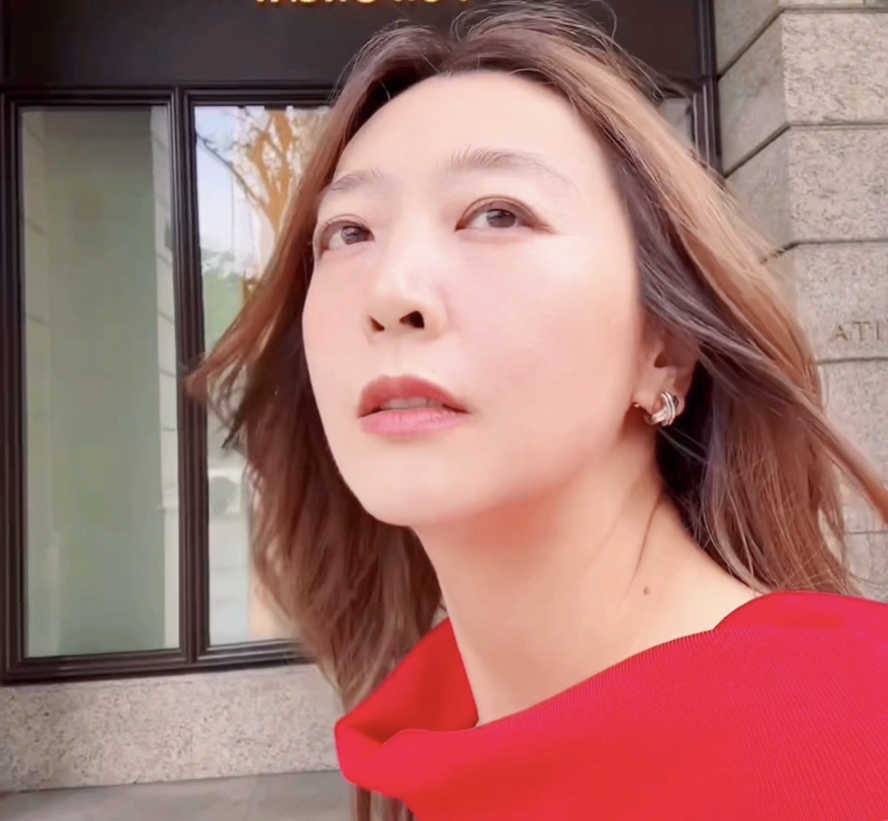 MV取景信義商圈,徐小萍在流動的城市光影中凝視遠方,呈現迷惘、仰望與希望交織的內心狀態。圖/街聲派歌提供