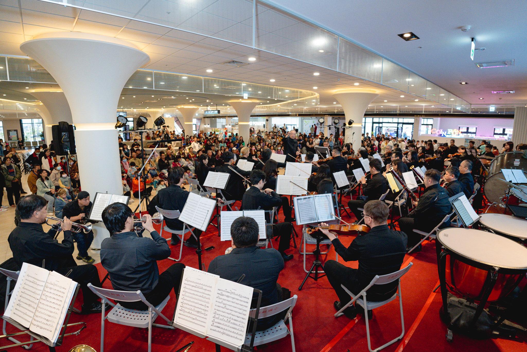 布袋港旅客服務中心湧入觀眾欣賞各類團體盛大演出。圖/台灣科藝文教協會提供