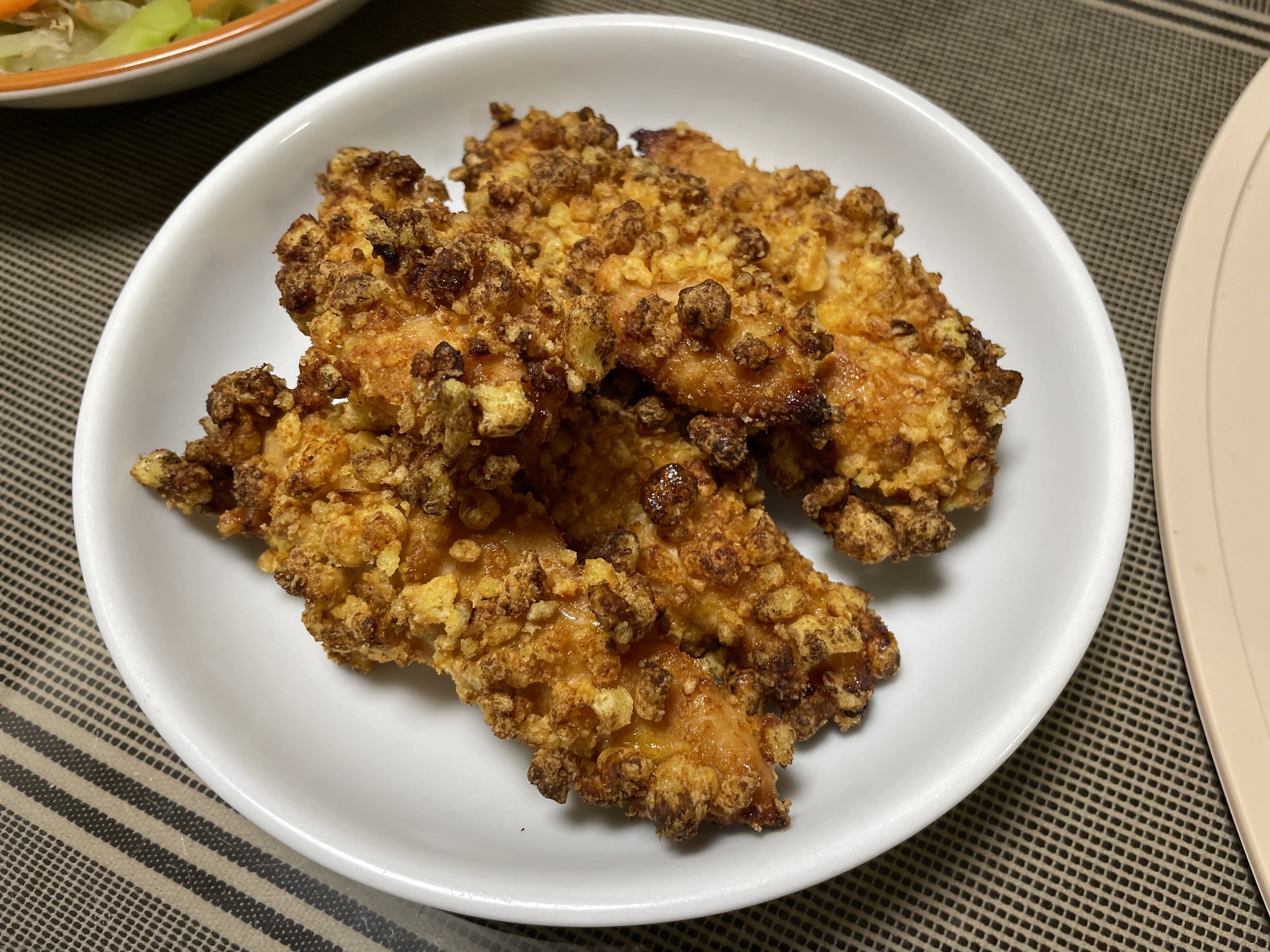 把奇多瘋狂敲碎，當成炸雞的麵衣。圖/臉書社團全家便利商店、7-11 超商新品好物分享區提供