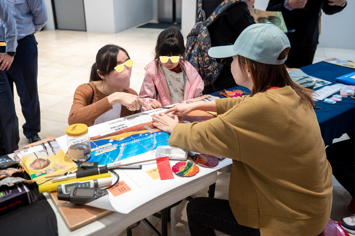 教育市集現場，透過有趣的益智遊戲得到啟發。圖/台灣科藝文教協會提供
