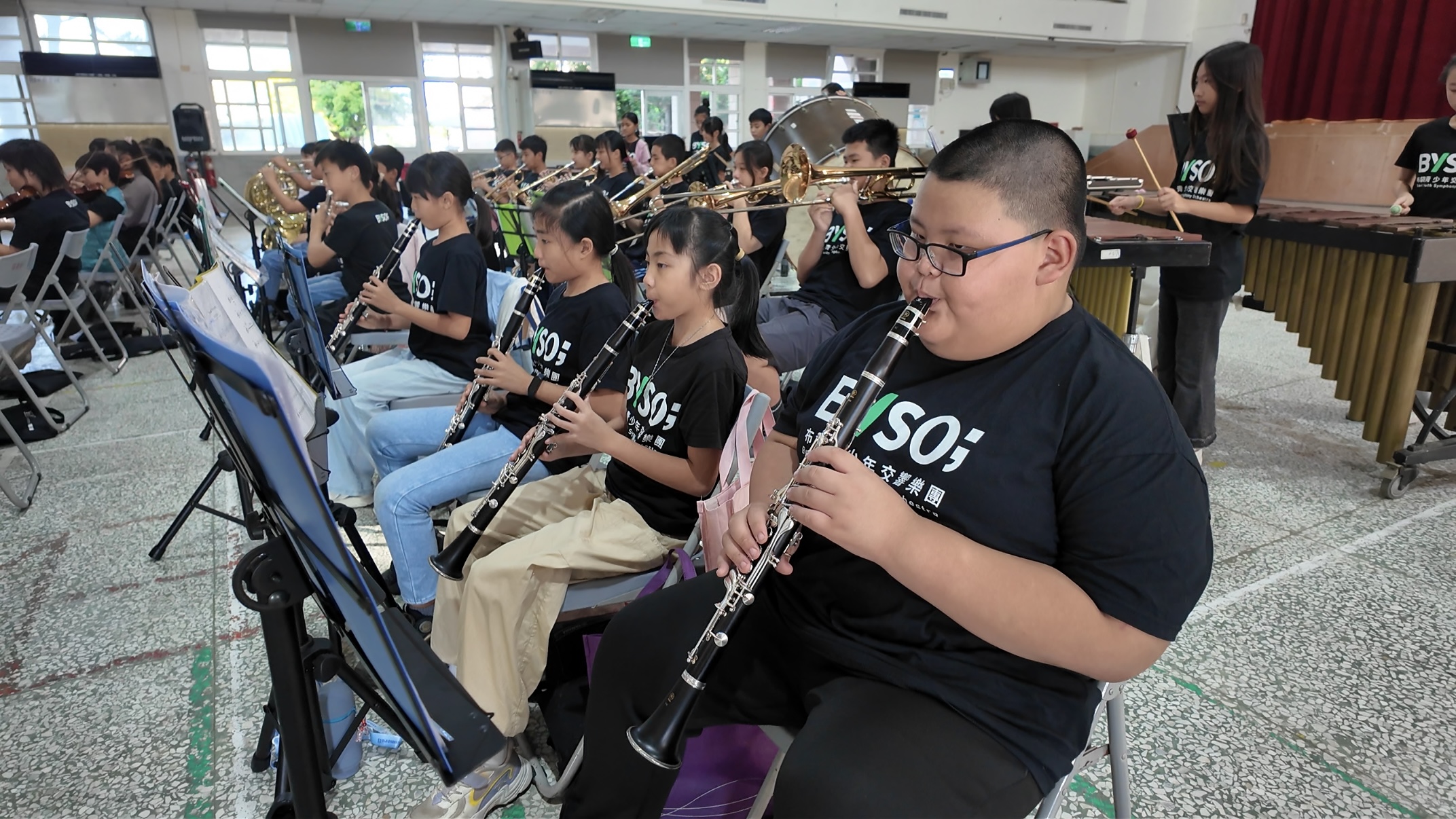 布袋青少年交響樂團團練情形，孩子們透過合奏培養默契與自信。（右一：蔡達宥小朋友）圖/台灣科藝文教協會提供
