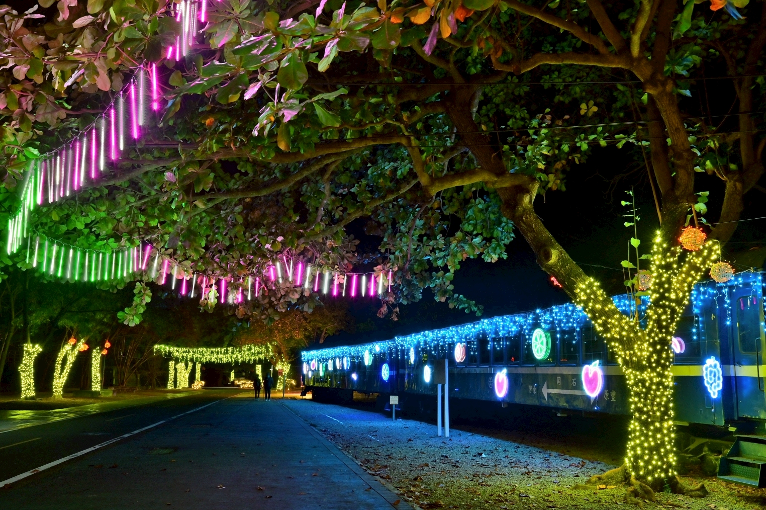 鮮果列車結合繽紛光雕與鮮果霓彩燈，在夜幕中化身絢麗的光影列車。圖/石岡區公所提供