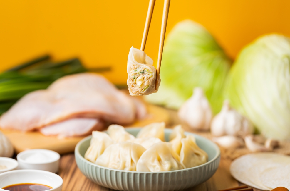 卜卜角堅持使用優質食材製做雞肉餃子，與鮮自然追求高品質好茶的理念呼應，讓每一口美味都能在日常中安心發酵。圖/卜卜角