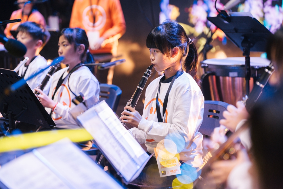 從漁村吹向北流的交響樂章!BYSO攜手金曲歌后魏如萱 奏響偏鄉教育的永續希望 來自布袋漁村的孩子站上北流舞台,展現出不輸專業樂團的穩定與氣勢。圖/文化總會提供