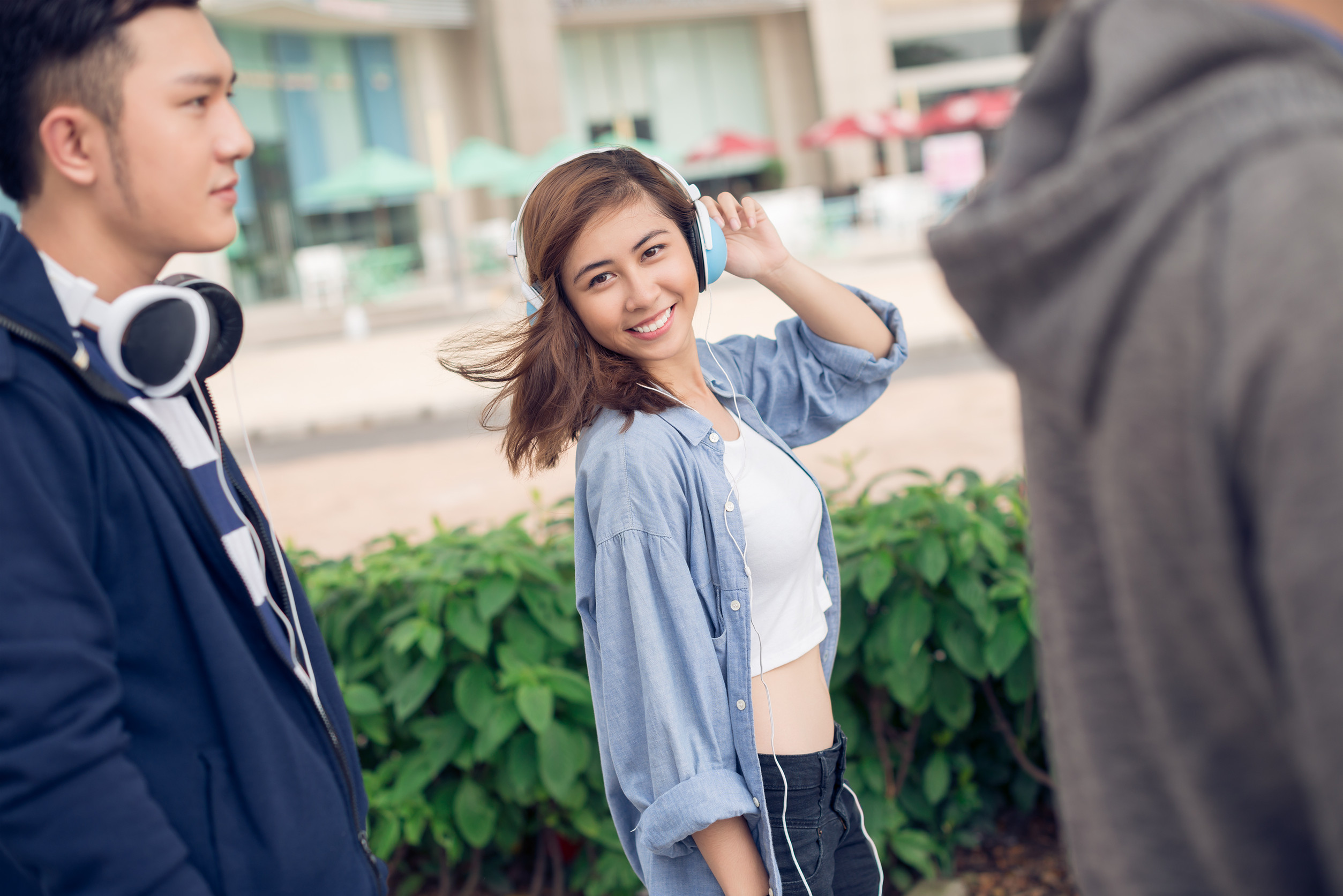 施行Millennial Walks只要準備耳機，然後邊聽著2000年初期的流行音樂，邊聽邊走，幾乎不帶任何目標。圖/123RF圖庫