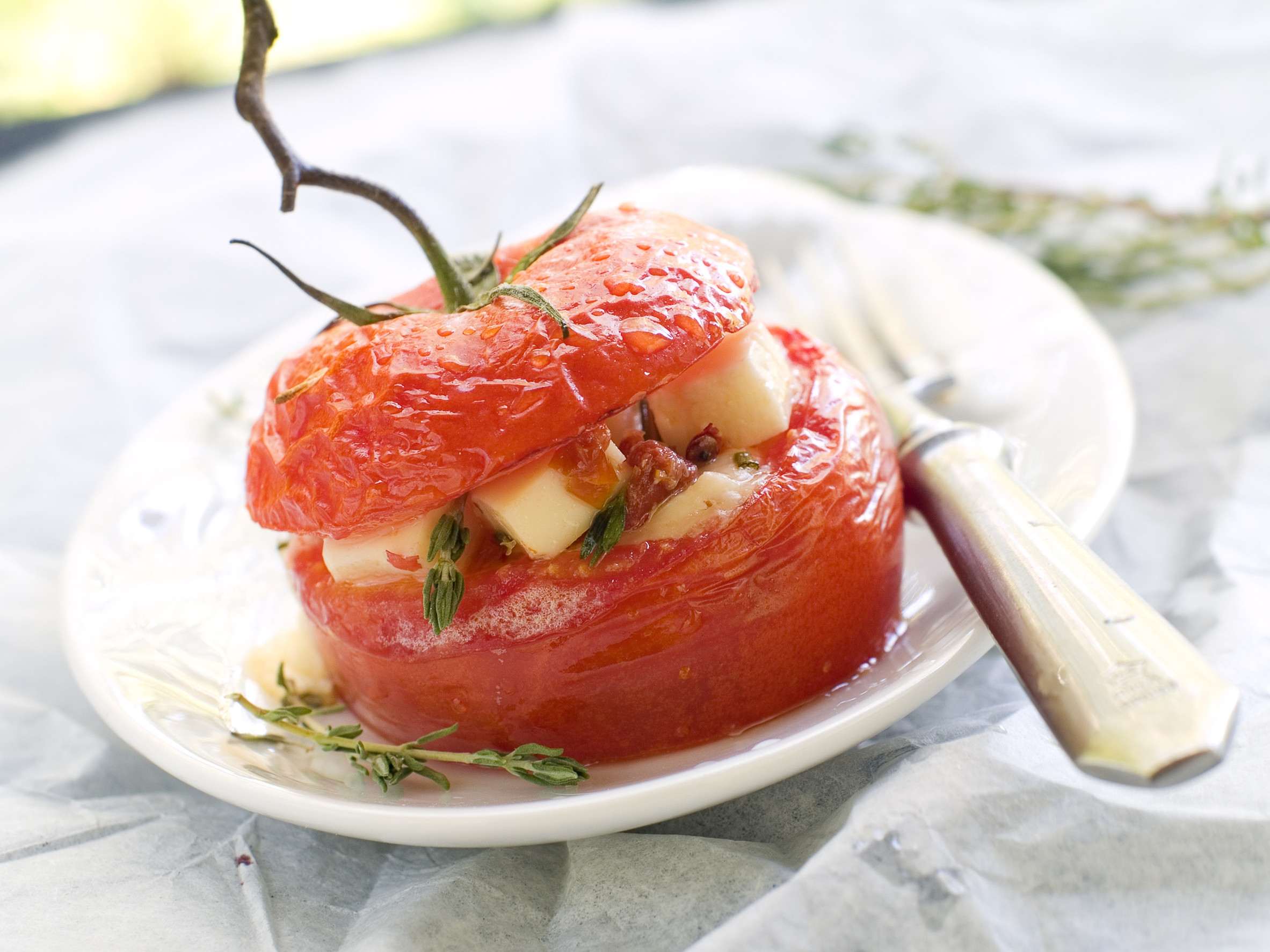 烤蕃茄也是很熱門的料理,蕃茄烤過之後會有甜味,加上起士的乳香味,在冬日會帶來溫暖的感覺。圖/123RF圖庫