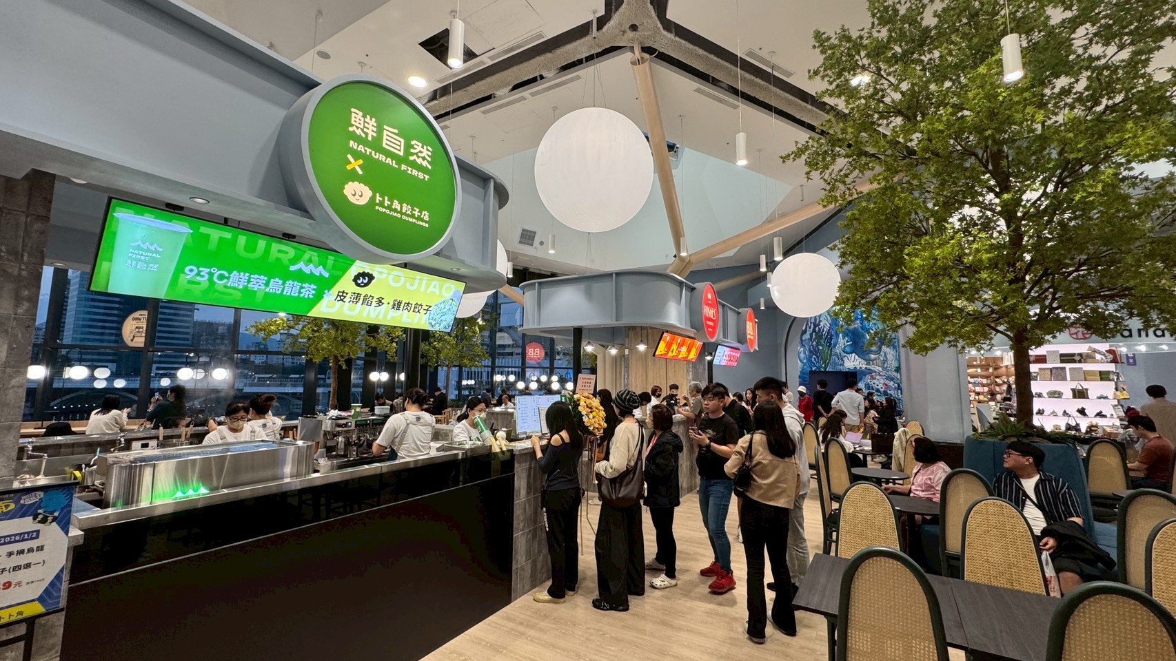 就在高雄熱門美食地標Focus13，鮮自然與卜卜角攜手打造複合式餐飲空間，讓消費者享受吃雞肉餃子配好茶的慢活時光。圖/鮮自然、卜卜角