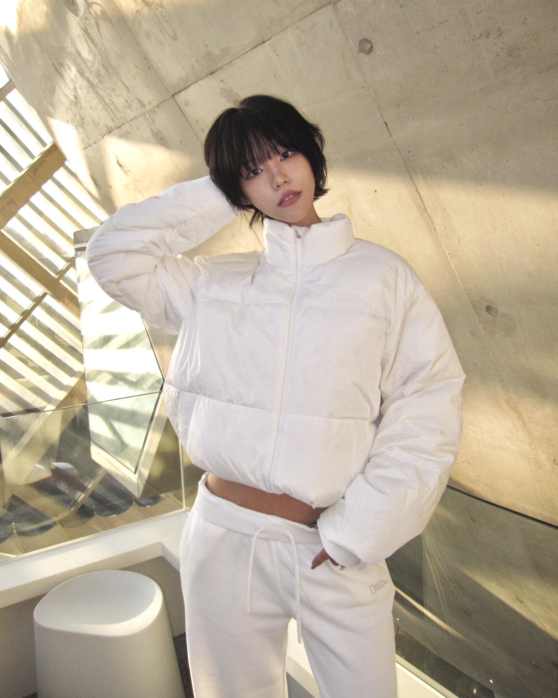 EIRA羽絨衣能保暖並阻隔外部冷空氣，讓消費者在旅遊、通勤與日常生活之間自由切換風格。圖/國家地理服飾提供