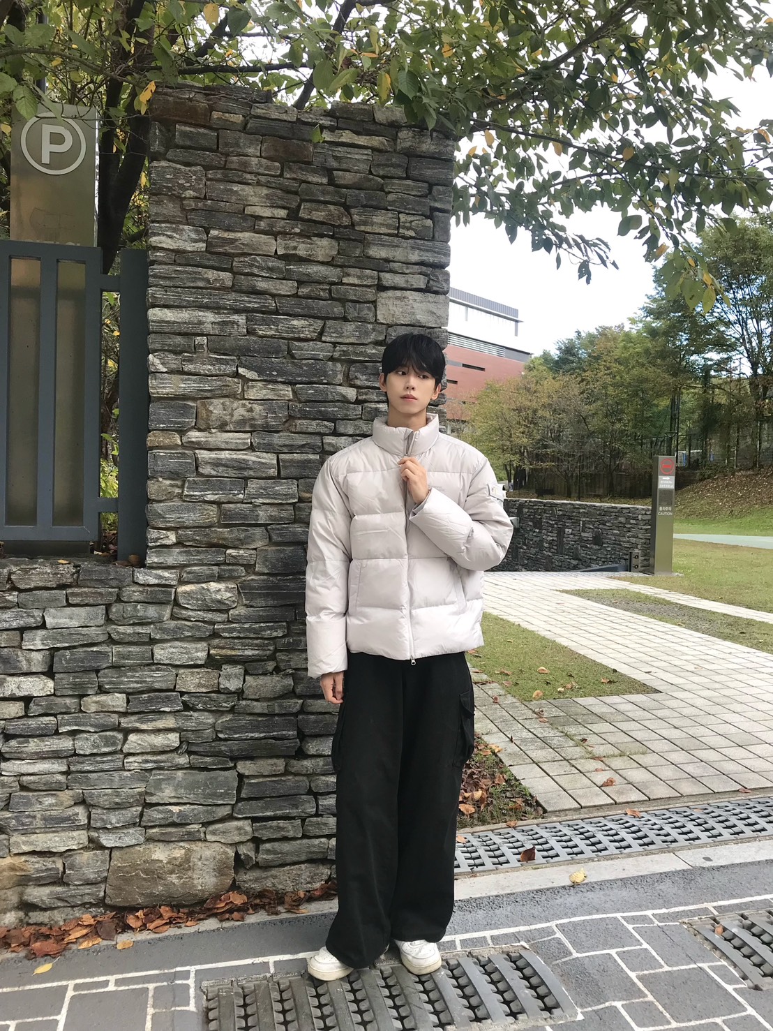 具備韓系簡約輪廓的EIRA羽絨衣，選用高品質歐洲鵝絨，兼顧輕量化與耐看造型，保暖又舒適。圖/國家地理服飾提供