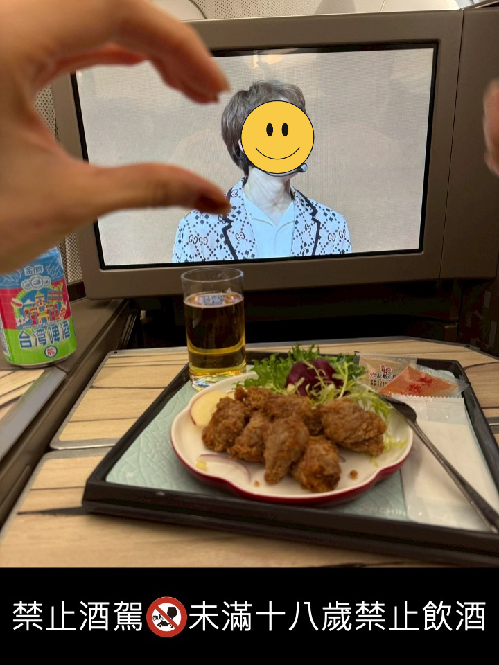 乘客搭機可以邊吃鹹酥雞邊觀看防彈少年團的演唱會電影，在舒適的環境與追星氛圍下，放鬆程度簡直與自家客廳無異。圖/李明真拍攝、後製