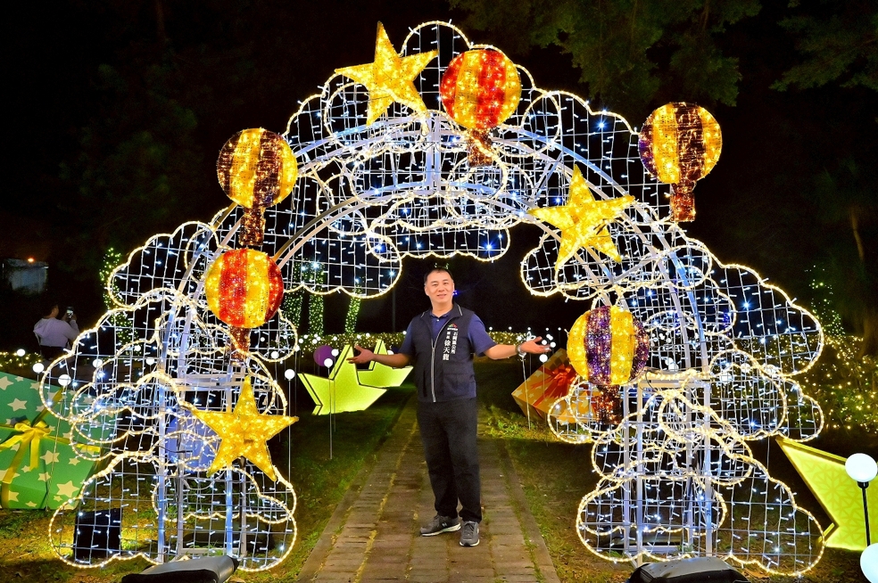 雲間啟夢以星光引路,穿越雲海,熱氣球傳遞祝福與希望,石岡區公所區長徐天龍歡迎民眾明年再來石岡同樂。圖/石岡區公所提供