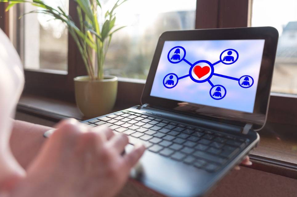 詐騙集團常利用交友軟體或社群平台經營信任關係,以話術引導被害人投入虛擬貨幣或操作不明交易平台。此為示意圖。圖/123RF圖庫