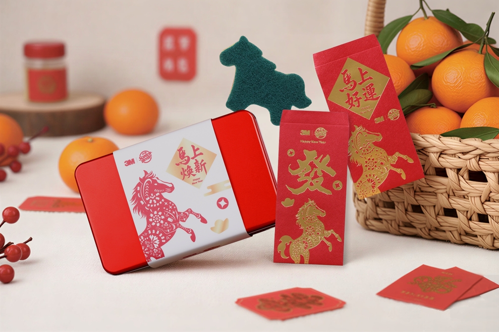 限量小馬造型菜瓜布與馬年主題紅包袋細節滿滿，搭配開運紅盒包裝，象徵掃除舊汙迎接好運。圖/3M提供