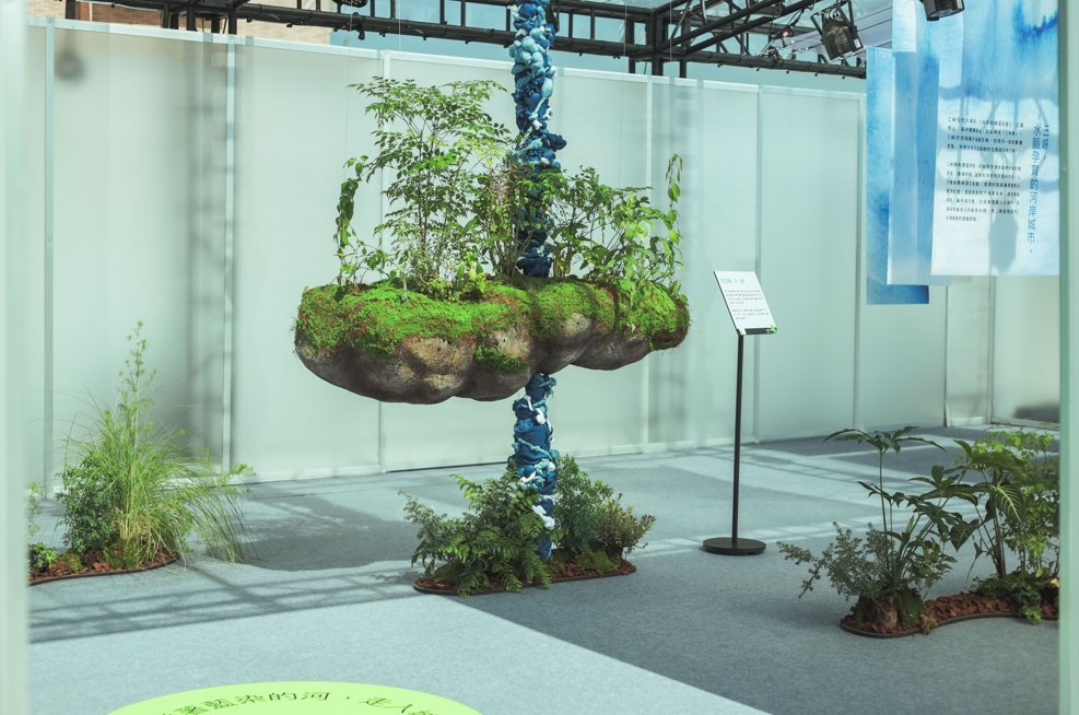 久年機構攜手「Temperature 溫度物所」，將三峽的河岸文明、山林資源與藍染文化，轉化為植藝展中細膩的感官體驗。圖/久年機構提供